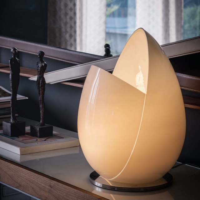 Lampă de masă elegantă, în formă de ou, cu suprafață lucioasă cattelanitalia Lampă de masă - idei de suprafață lucioasă în formă de ou pentru decorarea casei