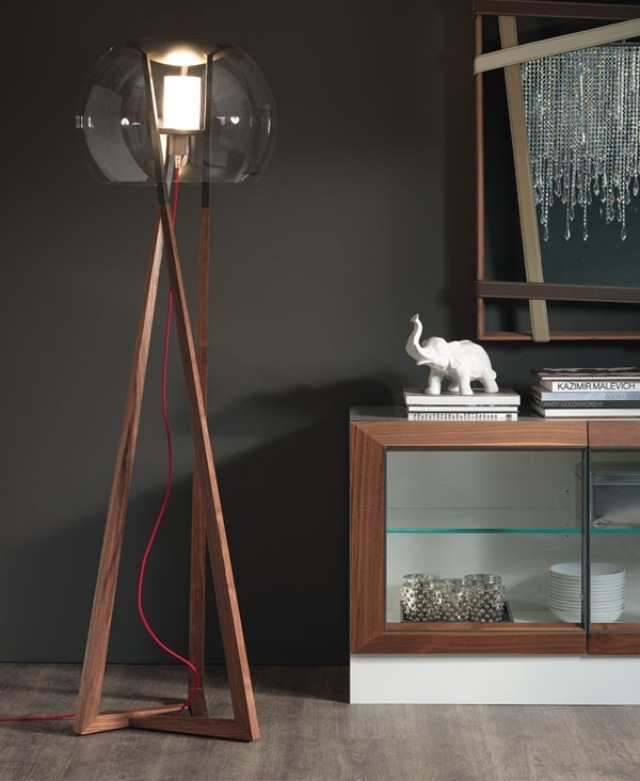 Lampă de podea modernă cu trepied, cadru din lemn, abajur din sticlă, lumină indirectă Lampă modernă de trepied de designer cadru din lemn abajur sticlă suflată lumină indirectă