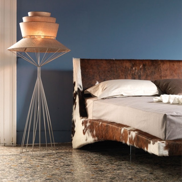Dormitor pat de designer lampă de podea tapițerie cu piele de vacă-cadru metalic-umbră din țesătură Pat dormitor tapițerie piele vacă lampă podea cadru metalic umbră țesătură