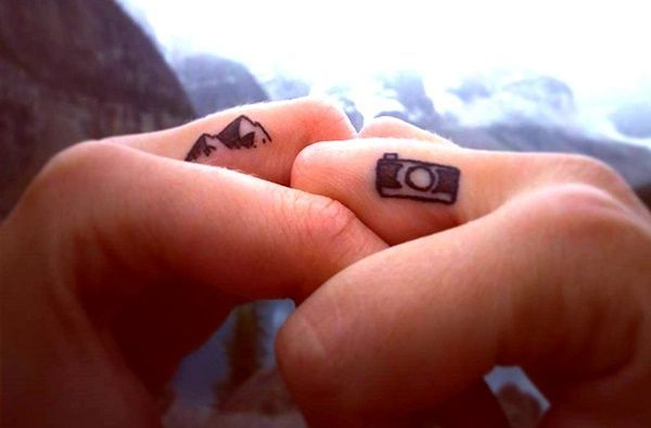 Petit doigt de tatouage de montagne