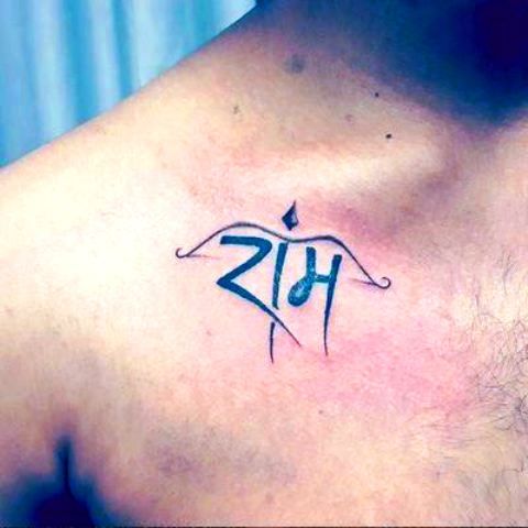 Aríete com uma flecha no centro da tatuagem