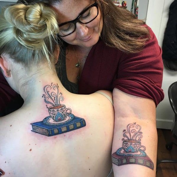 Tatuagens de mãe e filha