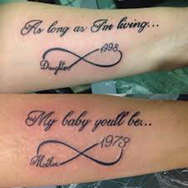 Tatuagens de mãe e filha
