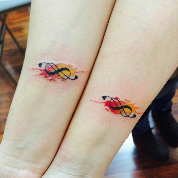 Tatuagens de mãe e filha