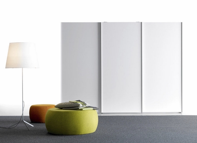 garderoba moderna usi glisante albe minimaliste treku