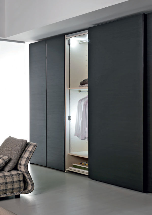 garderoba moderna usi glisante iluminare interior ron gillad