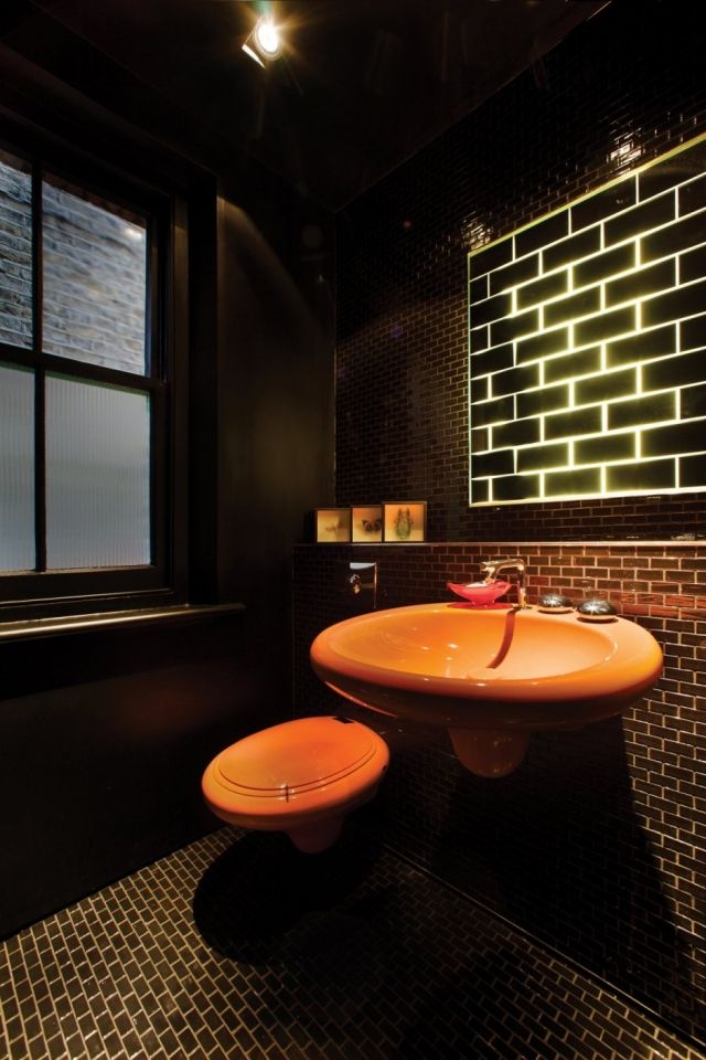 Design-perete-și-pardoseală-gresie-perete-chiuvetă-suspendată-ovală-portocalie