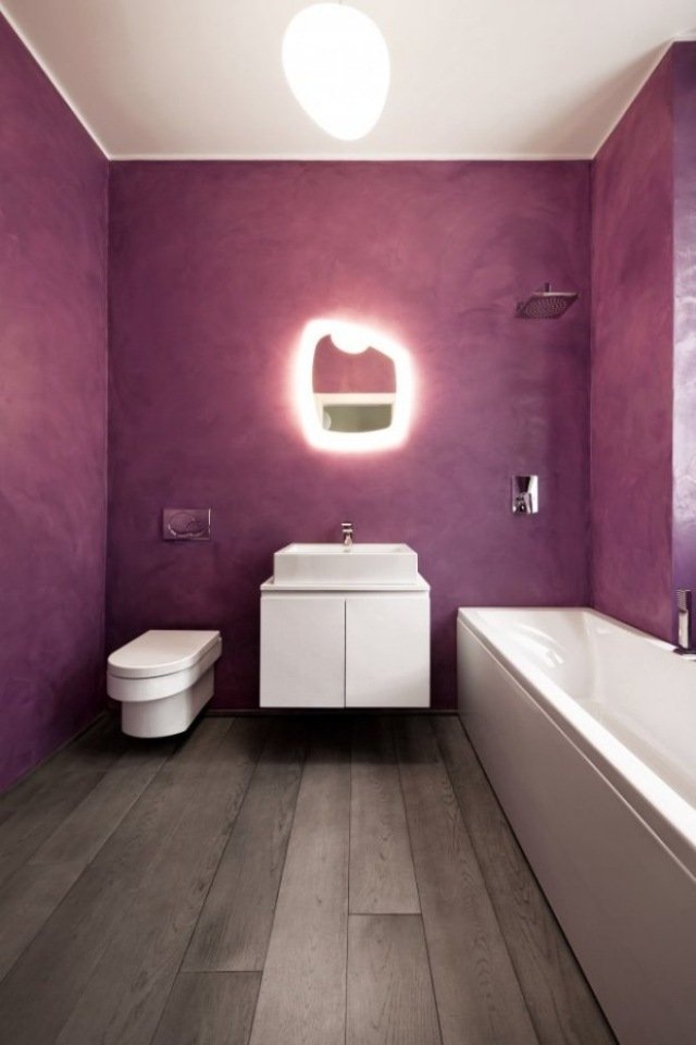 Design-baie-culori-violet-mat-efect-ipsos-perete-oglindă-lumină-integrată