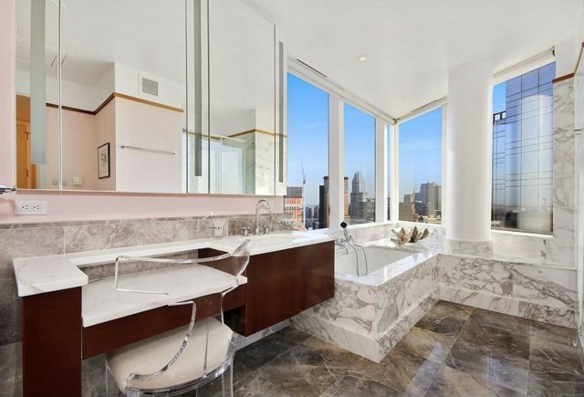 Cadă de baie încorporată, placată cu marmură