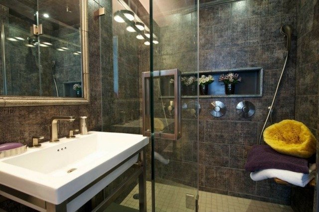 Cabină de duș din faianță, chiuvetă mică din ceramică albă