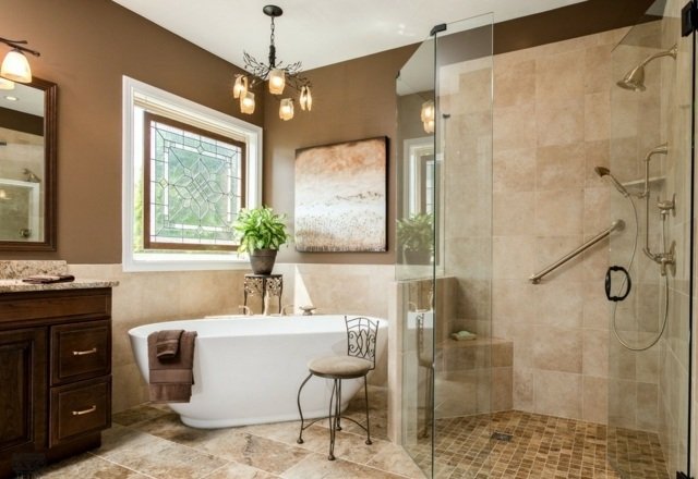 Dulap de gresie cu culoarea ciocolată cu aspect de gresie și perete din sticlă