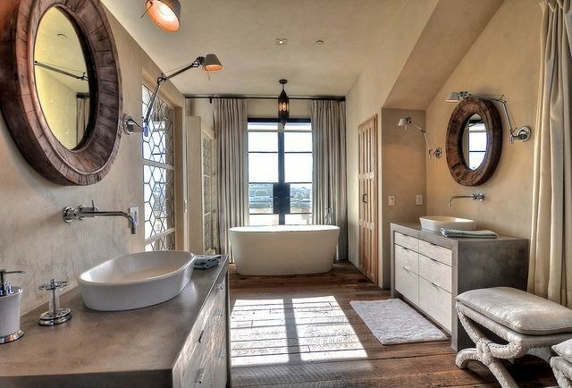 Scaun masiv rotund cu oglindă, podea din lemn în stil rustic