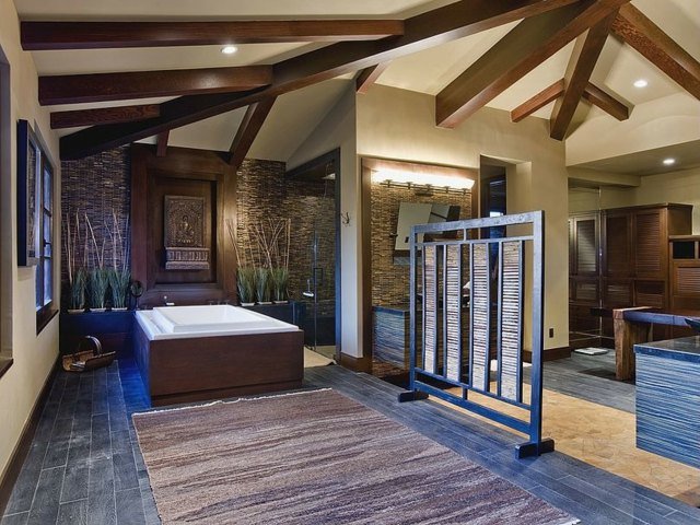 tavan autoportant care încadrează covor cu grinzi din lemn