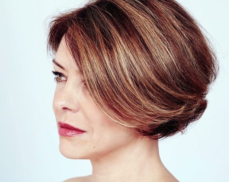 Părul roșu scurt, cu accente blonde