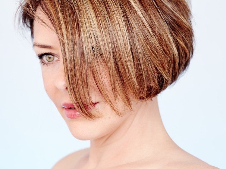 Coafură scurtă păr roșu cu fire blond