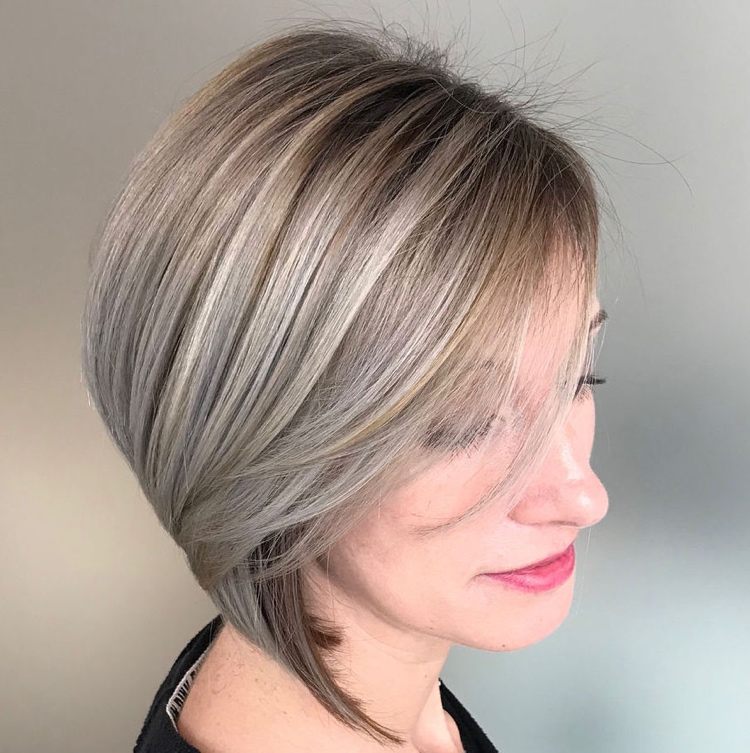 păr blond închis lungimea bărbiei cu reflexe argintii și blonde