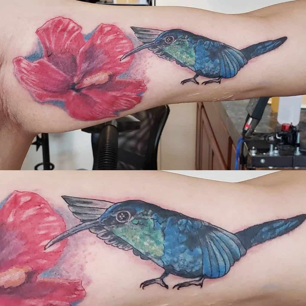 Paukščių ir raudonų gėlių tatuiruotė