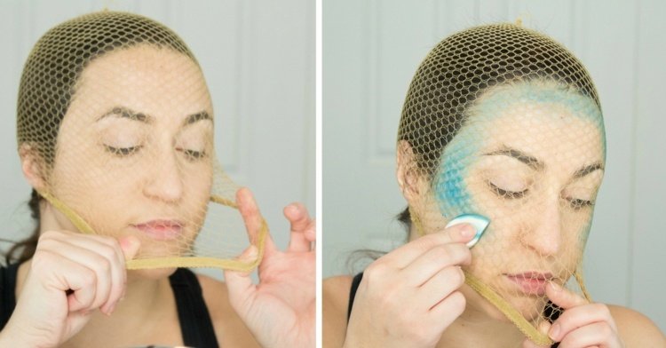 La aplicarea machiajului, plasa de păr servește drept șablon Halloween face machiaj machiaj de culoare albastru deschis dab tampon de bumbac idee