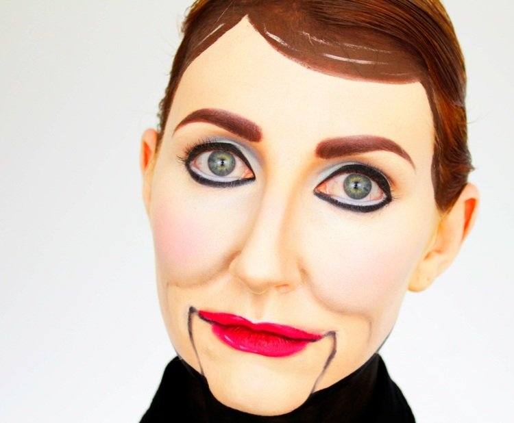 Se machiază pe o păpușă ventrilochistă înfiorătoare fețele de Halloween alcătuiesc păpușa ventrilochistă