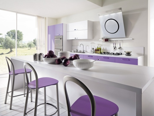 masa alba pentru zona de luat masa-bucatarie scaune mov design cadru metalic capota