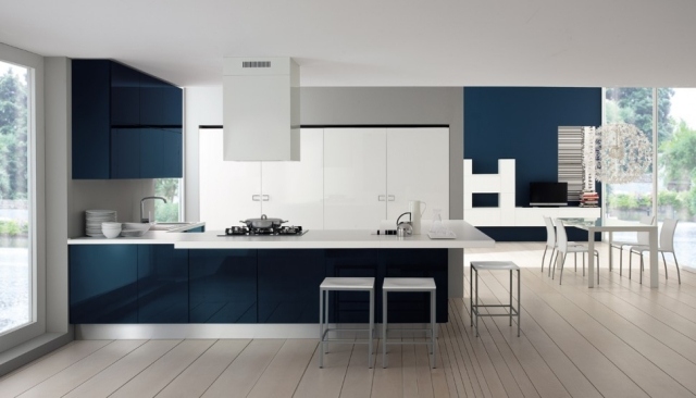 bucătărie design italian culoare-albastru închis parchet din lemn deschis