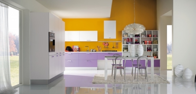 Plăci de acoperire a podelelor care reflectă designul pereților - dulapuri galben-deschis-violet deschis