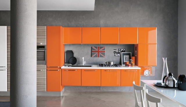 Bucătărie cu design italian, fronturi puternice portocalii lucioase, fără mânere