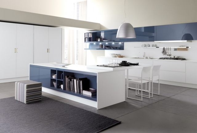 idei de amenajare culori-albastru-alb-bucatarie-living scaune