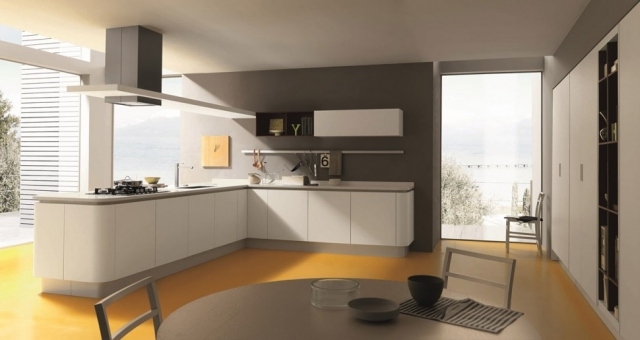 Design bucătărie albă mată fronturi dulap fără mâner galben culoare podea