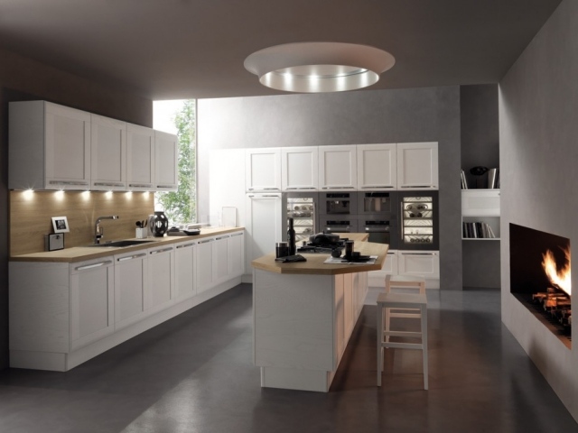 bucatarie din lemn iluminat tavan modern manere metalice aparate incorporabile semineu