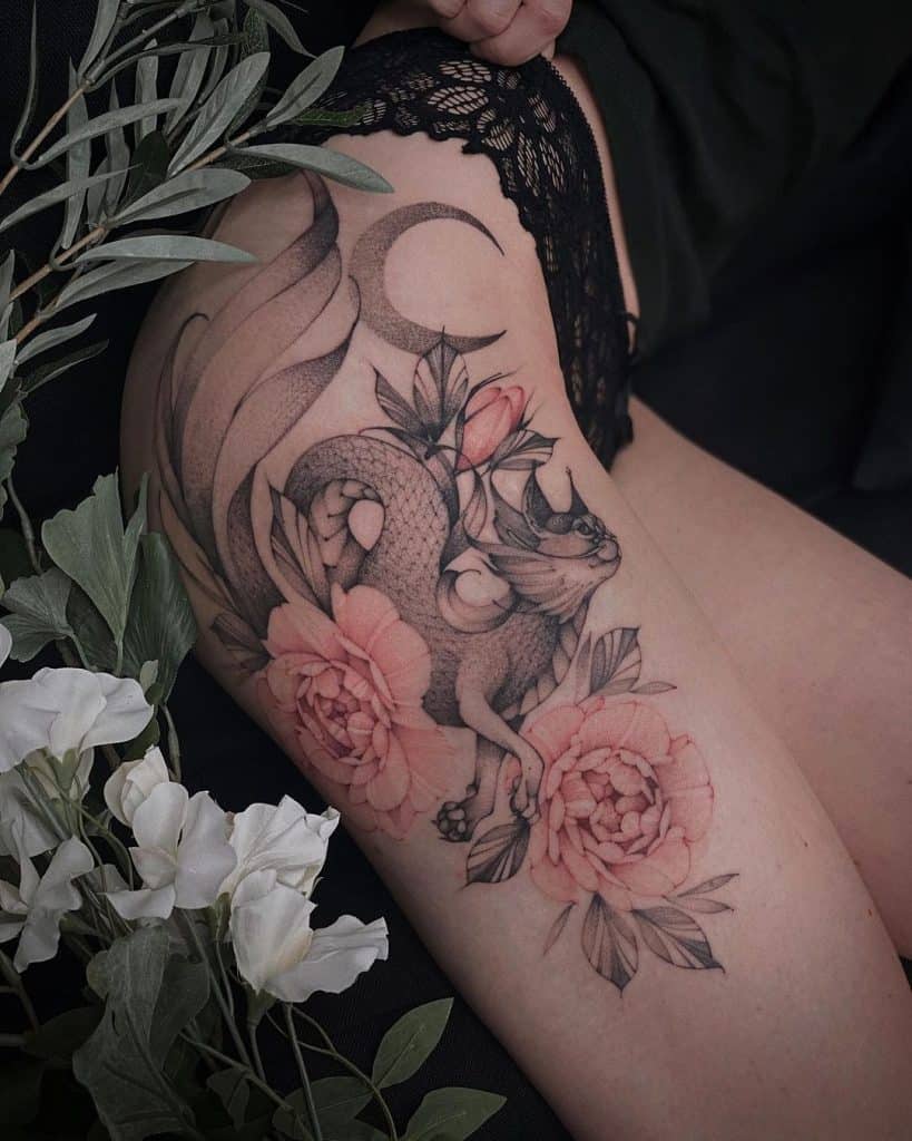 Zmajeva hibridna tetovaža na bedru