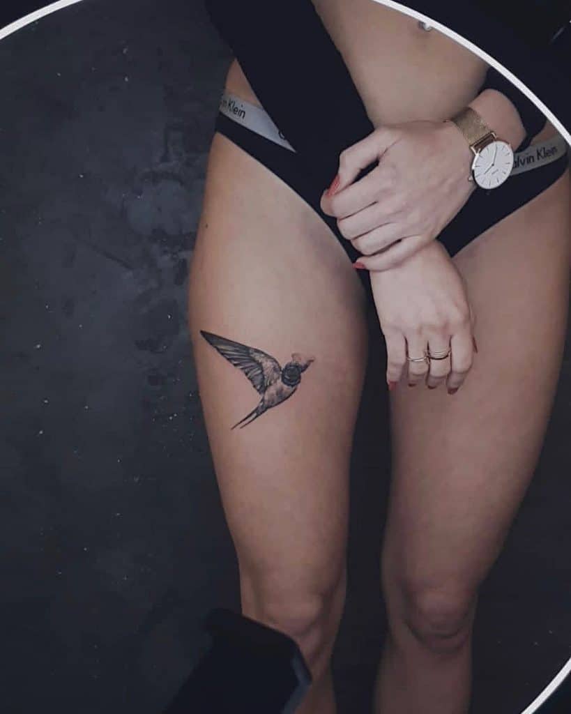 Tetovaža lastovka na stegnu