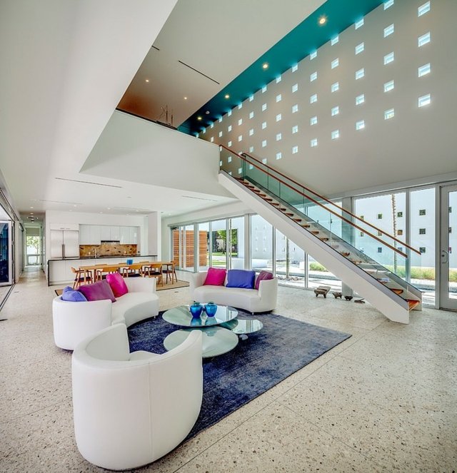 Covor roz perne decorative panouri din beton living spațios