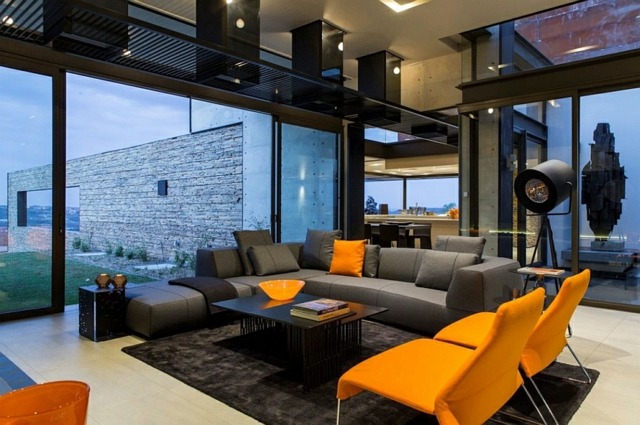 canapea portocaliu covor sticlă fațadă modern elegant