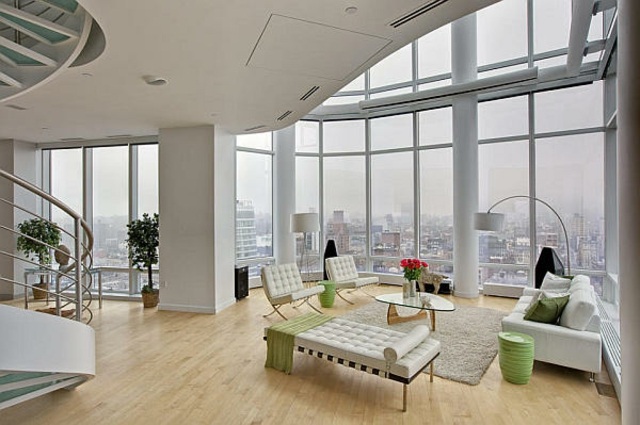 Apartament penthouse cu fațadă de sticlă cu vedere frumoasă la oraș