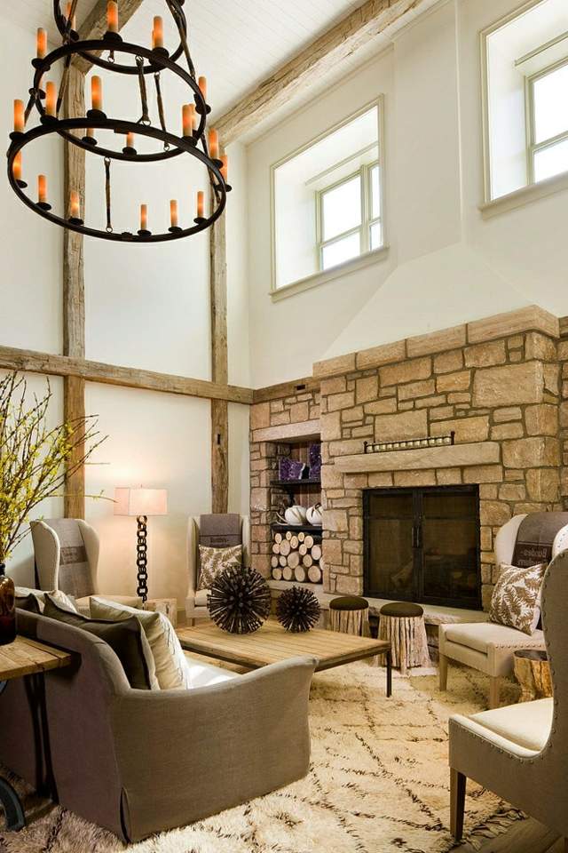 idei de casa rustice living perete din piatra semineu mobilier clasic design covor candelabru