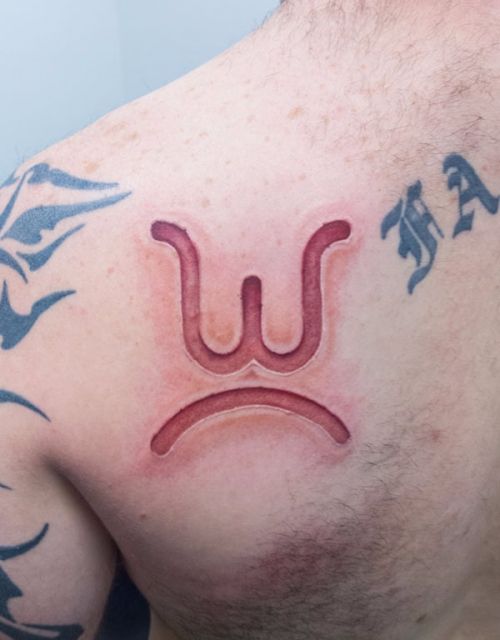 Tatouage de marque sur l'épaule