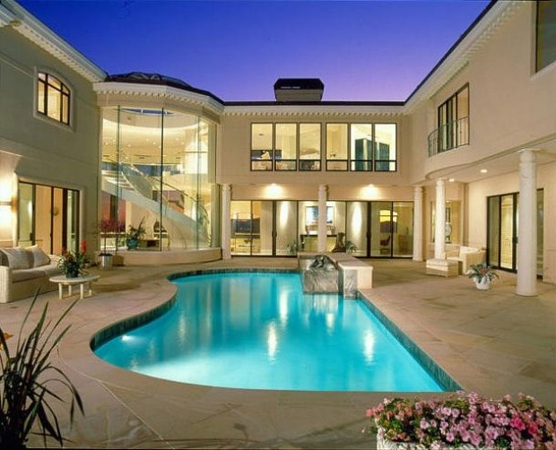 piscină-în aer liber-terasă-mobilată-exotică-luxoasă-vilă-modernă