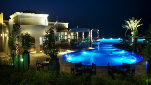 piscina-design-albastru-iluminat-amorf-grădină-exotică