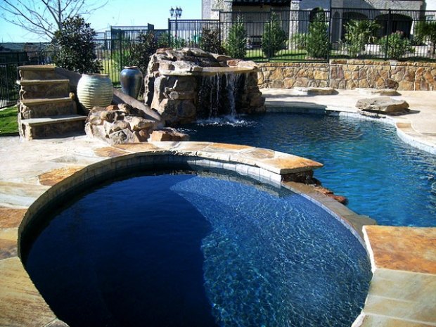 Piscină-overflow-cu-jacuzzi-design-caracteristică-Lewisville-Texas