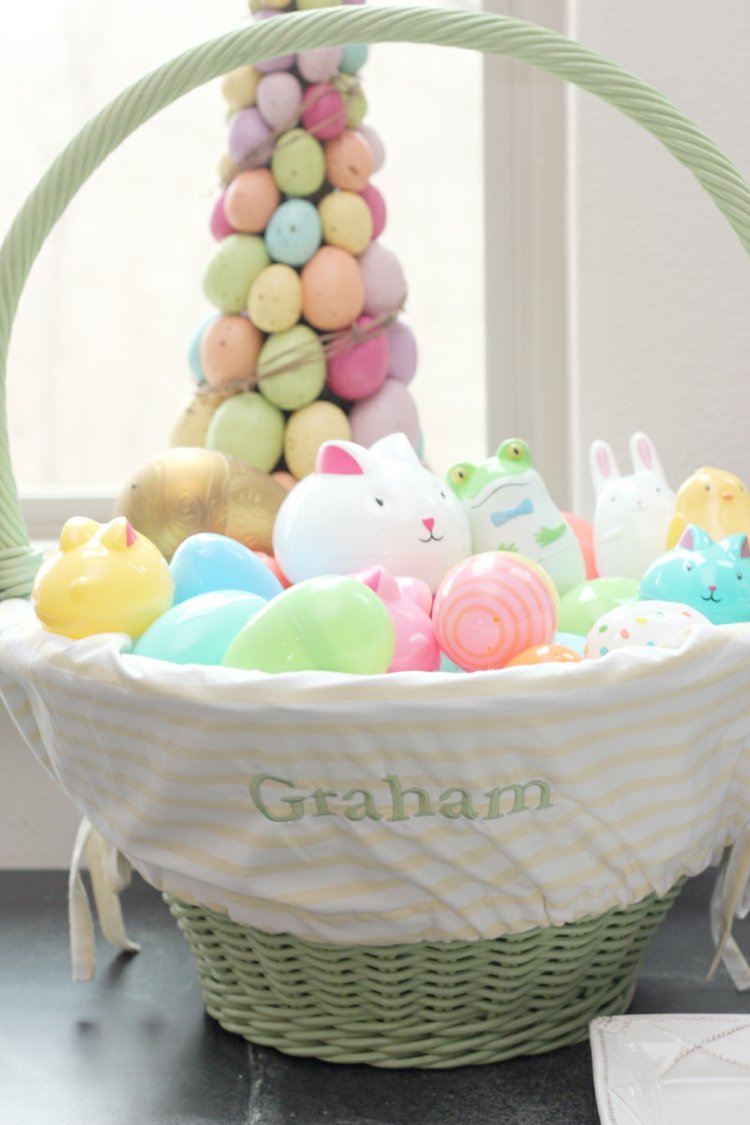 decorare-Paște-idee-coș-alb-plastic-ouă-design
