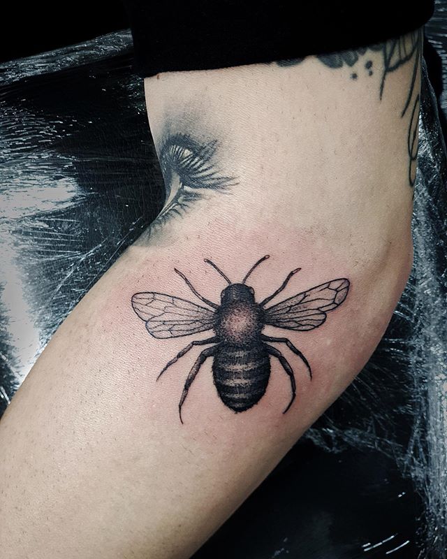 Tetovaže medene čebele