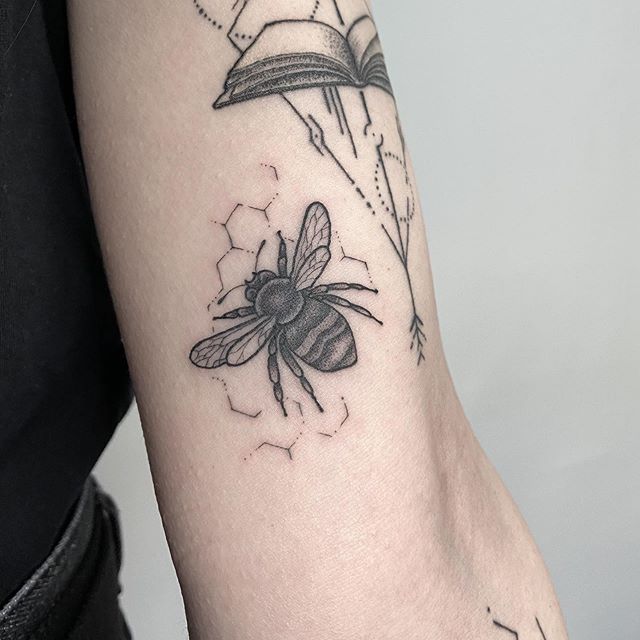 Tetovaže medene čebele