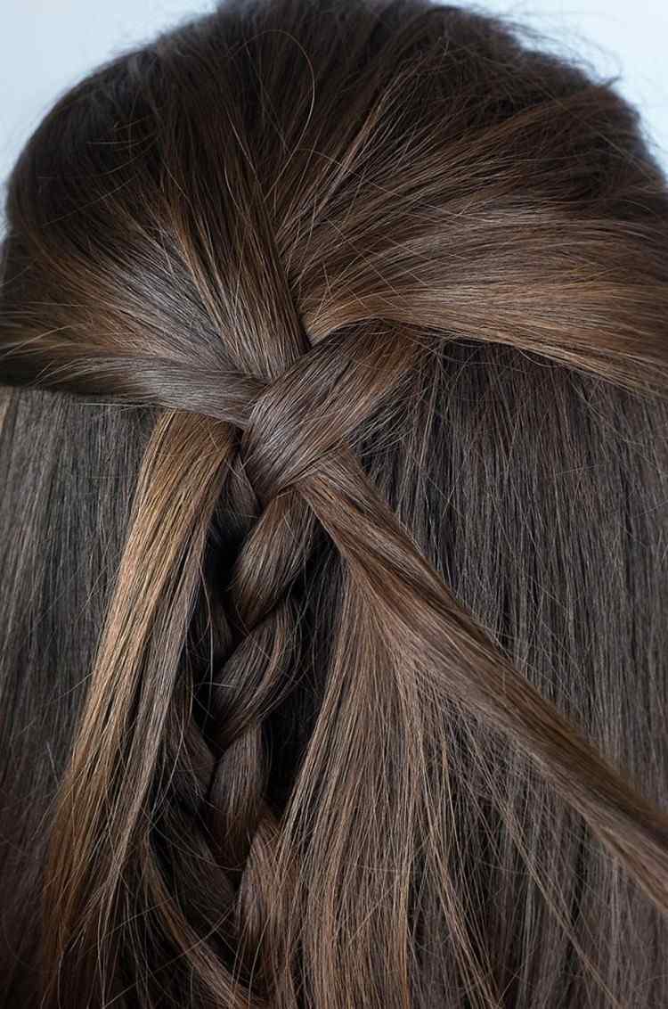 Coafură de împletitură cu șiret cu o diferență Instrucțiuni