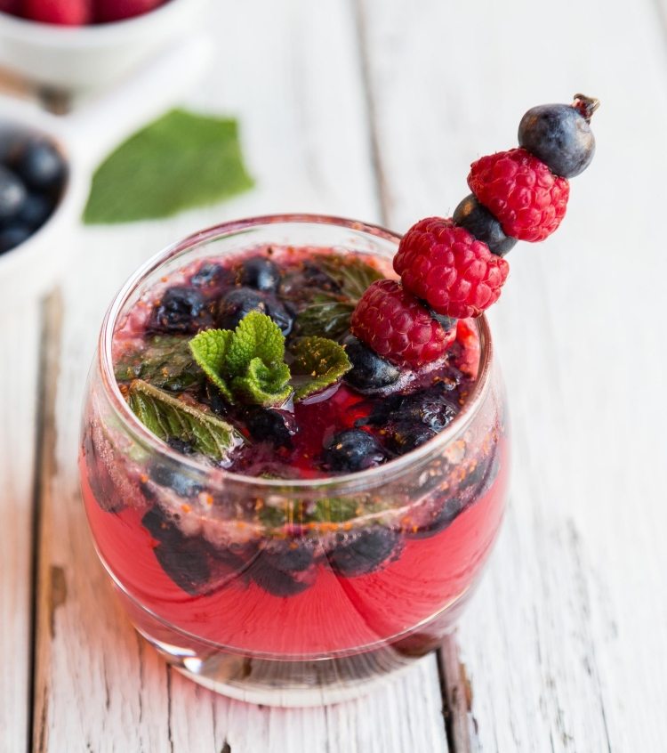 cocktail de menta cu afine-rodie afine-rodie-mentă-stropire-cocktail