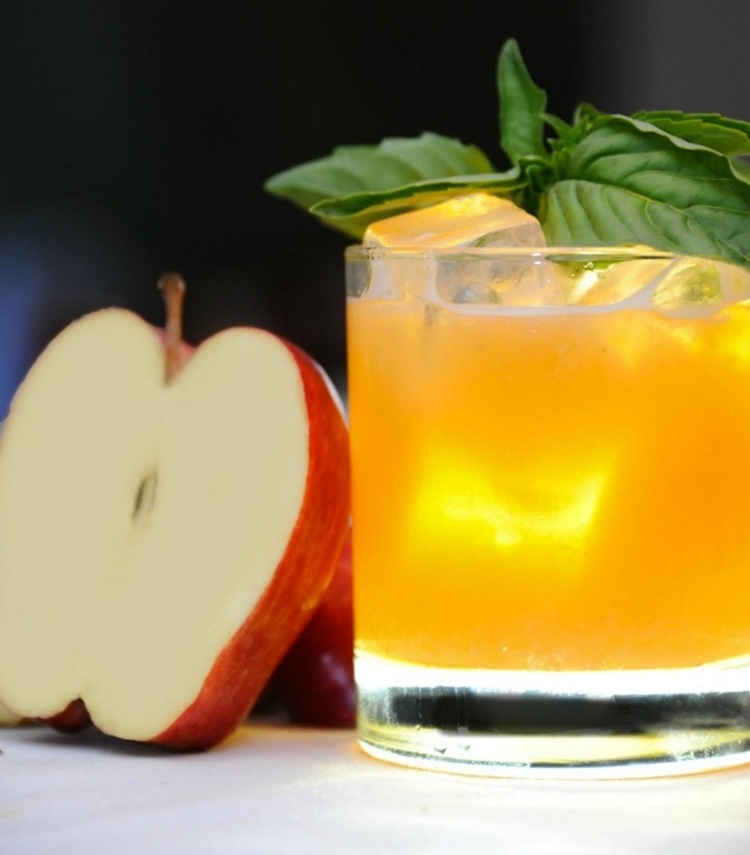Cocktail de detoxifiere cu mere și sirop de flori de bătrân reteta cocktail de detoxifiere sirop-busuioc de flori de soc-busuioc