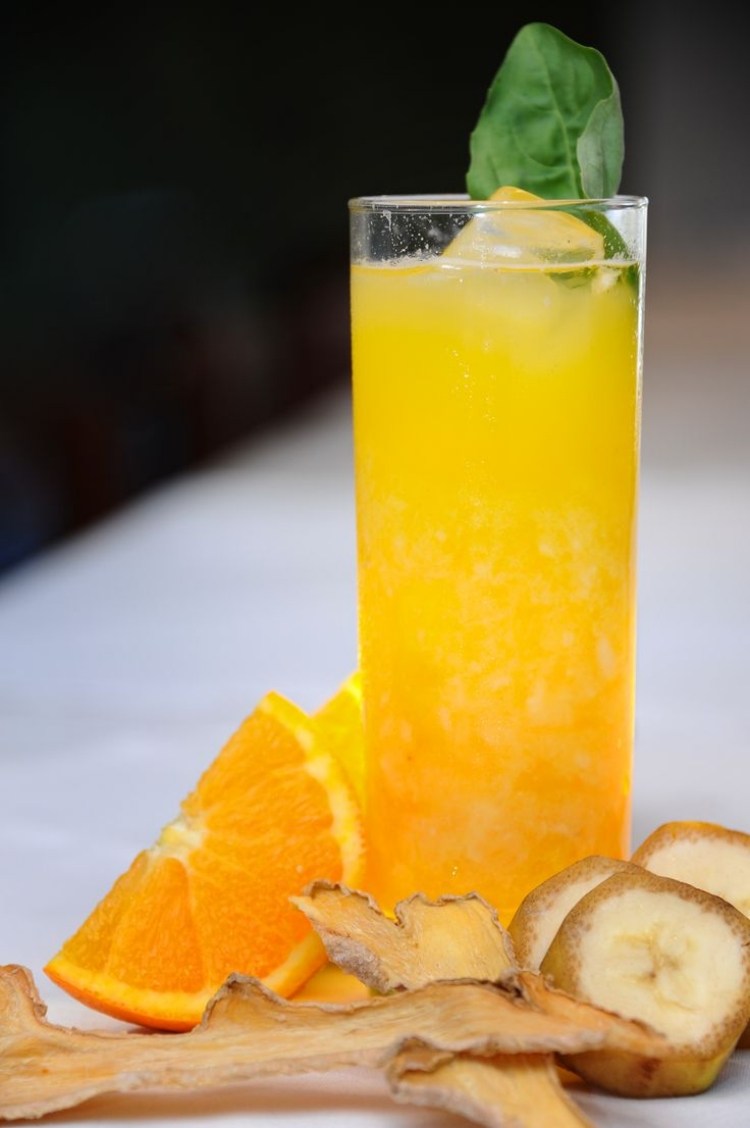 Cocktail nealcoolic cu suc de portocale-ghimbir banana-suc de portocale-ghimbir-cocktail nealcoolic