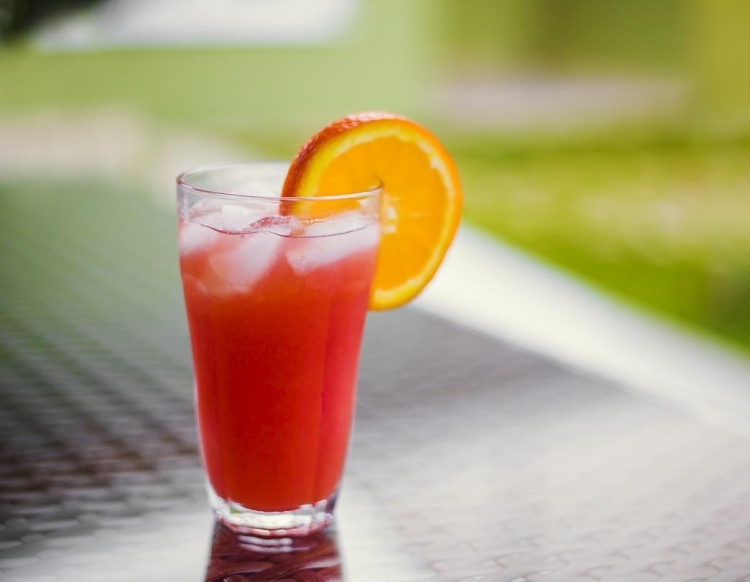 Sunny Morning Cocktail cu portocale și suc de rodie soare-dimineață-suc de rodie-suc de portocale cocktail