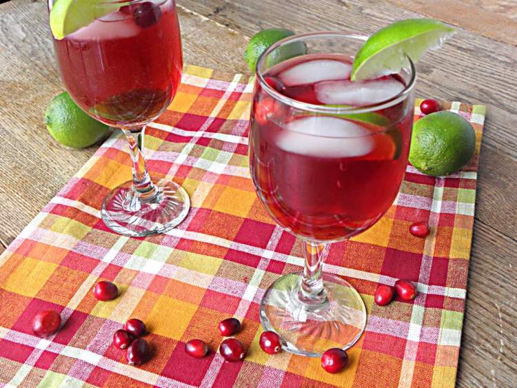 Afinul și lămâia stropesc fără zahăr cocktail-alcool-fără-alcool-suc-de-afine-var-sifon-apă-înghețată