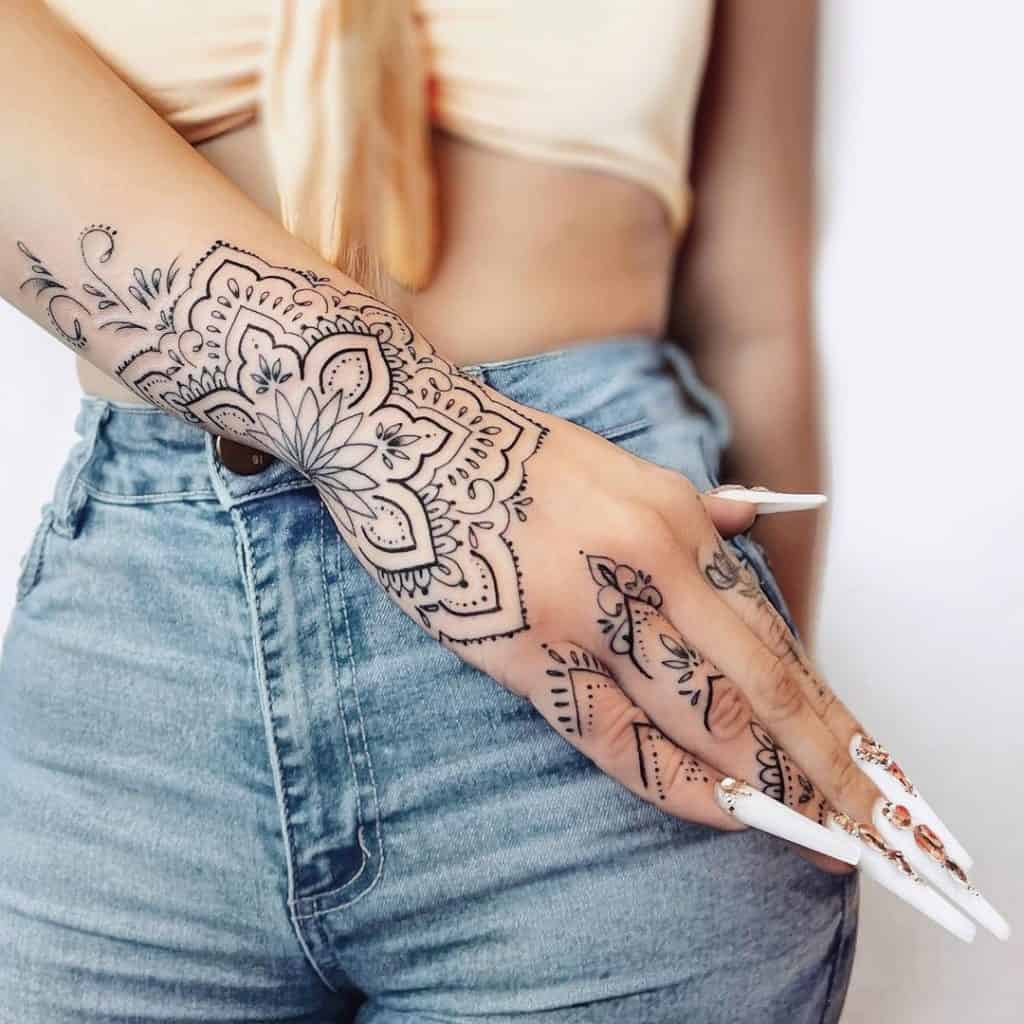 mandala tatuada na lateral da cabeça 2